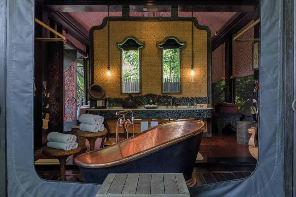 Combined shower/tub, deep soaking tub, rainfall showerhead