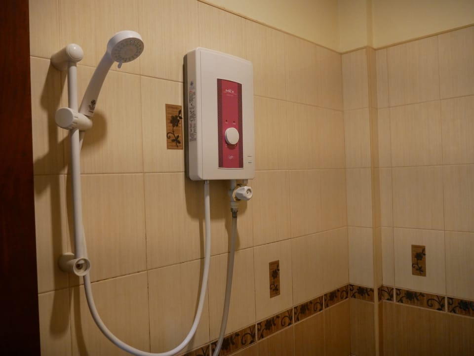 Standard Twin Room | Bathroom shower