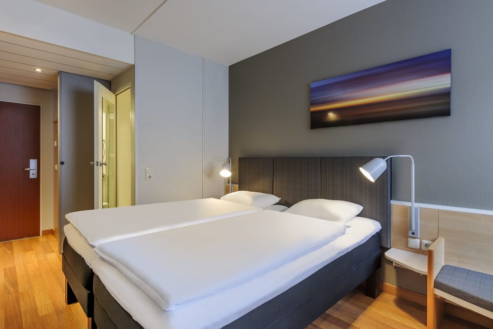 Standard Twin Room, 2 Twin Beds | Hypo-allergenic bedding available, pillowtop beds, desk, blackout drapes