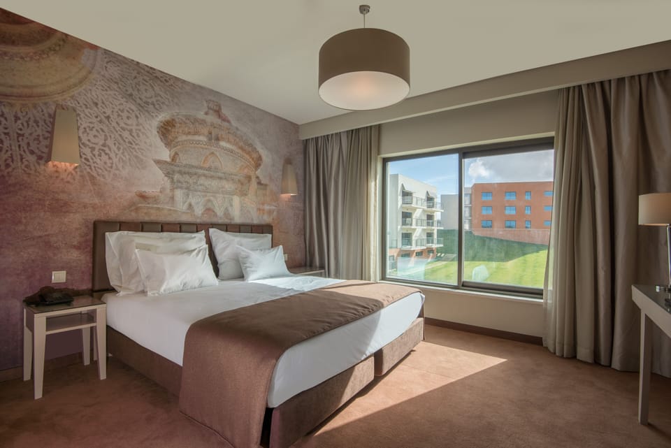 Minibar, in-room safe, blackout drapes, WiFi (free)