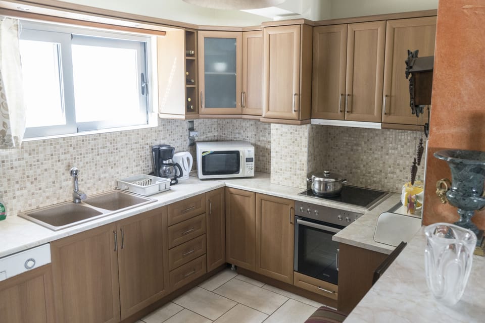 Family Apartment, 2 Bedrooms, Kitchen | Private kitchen | Fridge, coffee/tea maker, electric kettle