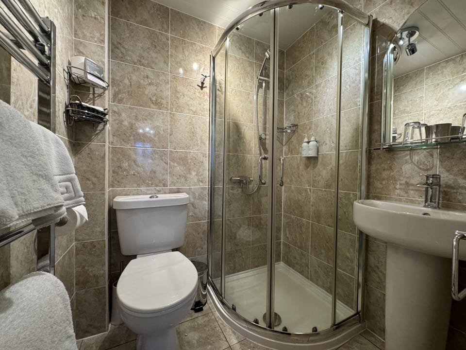 Twin Room, Ensuite | Bathroom | Free toiletries