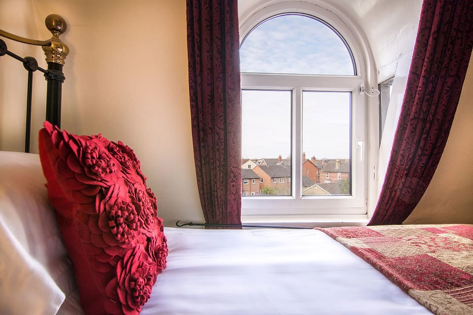 Traditional Single Room (Rooftops, private external bathroom) | Premium bedding, in-room safe, soundproofing, iron/ironing board