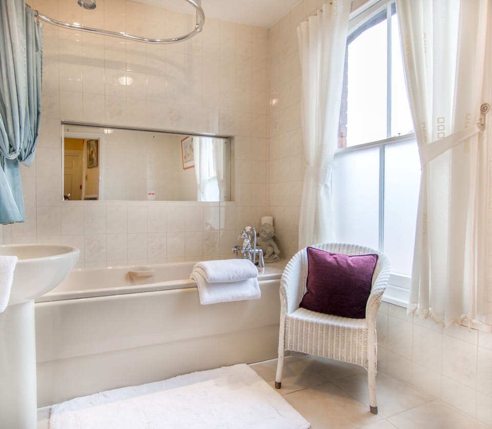 Traditional Single Room (Rooftops, private external bathroom) | Bathroom | Free toiletries, hair dryer, bathrobes, slippers