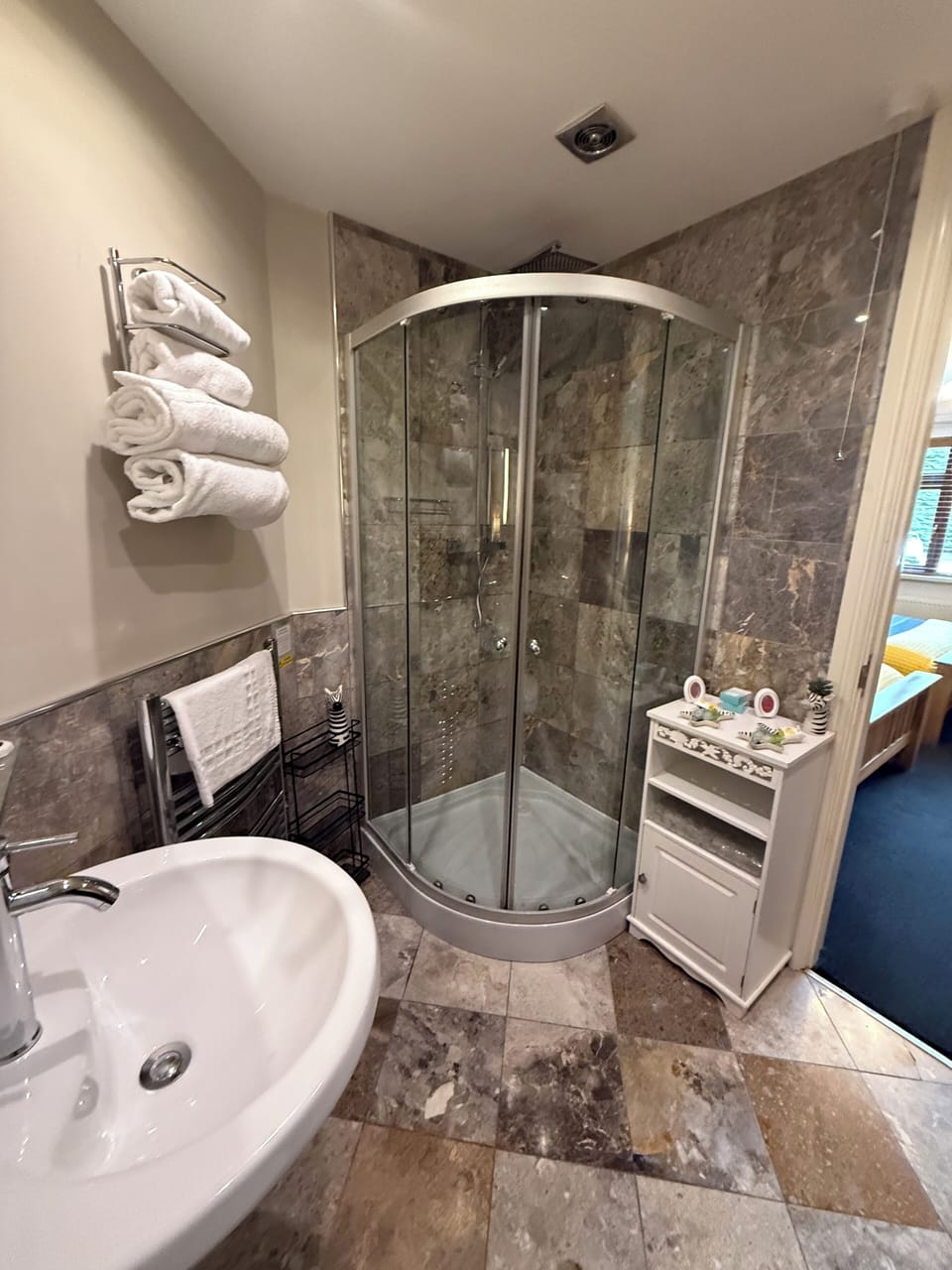 Twin Room | Bathroom | Combined shower/tub, free toiletries, hair dryer, towels