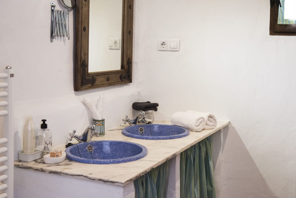 Romantic Double Room, Ensuite (MCR) | Bathroom | Shower, free toiletries, hair dryer, towels