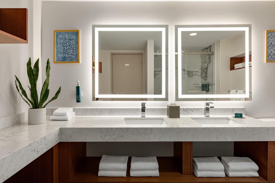 Suite, 1 King Bed, Kitchen | Bathroom | Combined shower/tub, free toiletries, hair dryer, towels