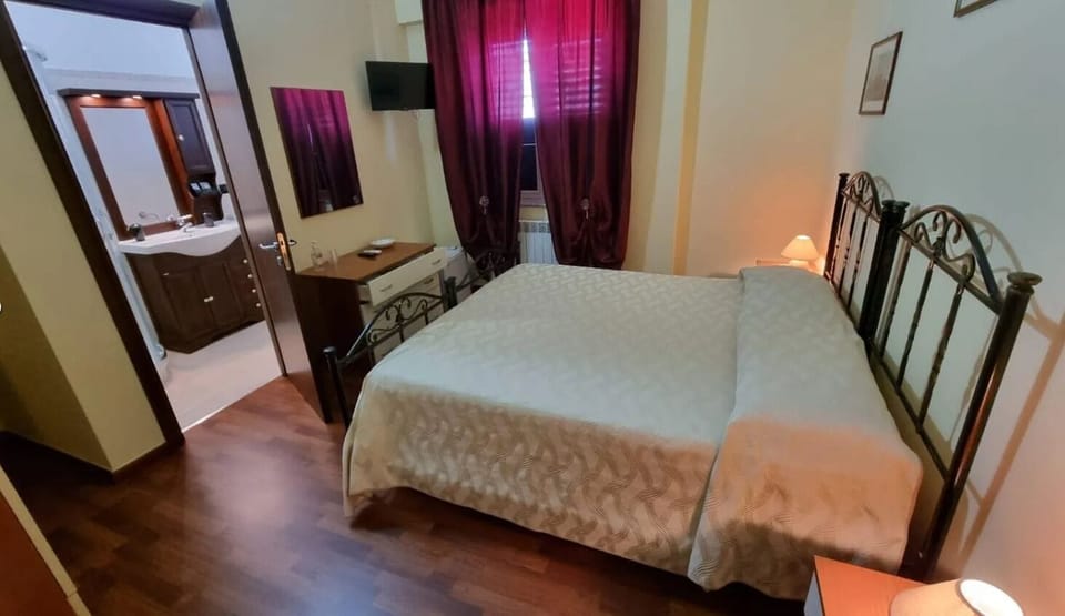 Double Room | Desk, rollaway beds (surcharge), WiFi (free)
