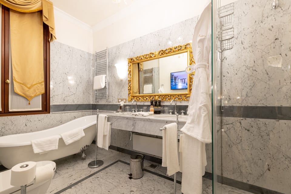 Grand Suite, Connecting Rooms | Bathroom | Free toiletries, hair dryer, bathrobes, slippers