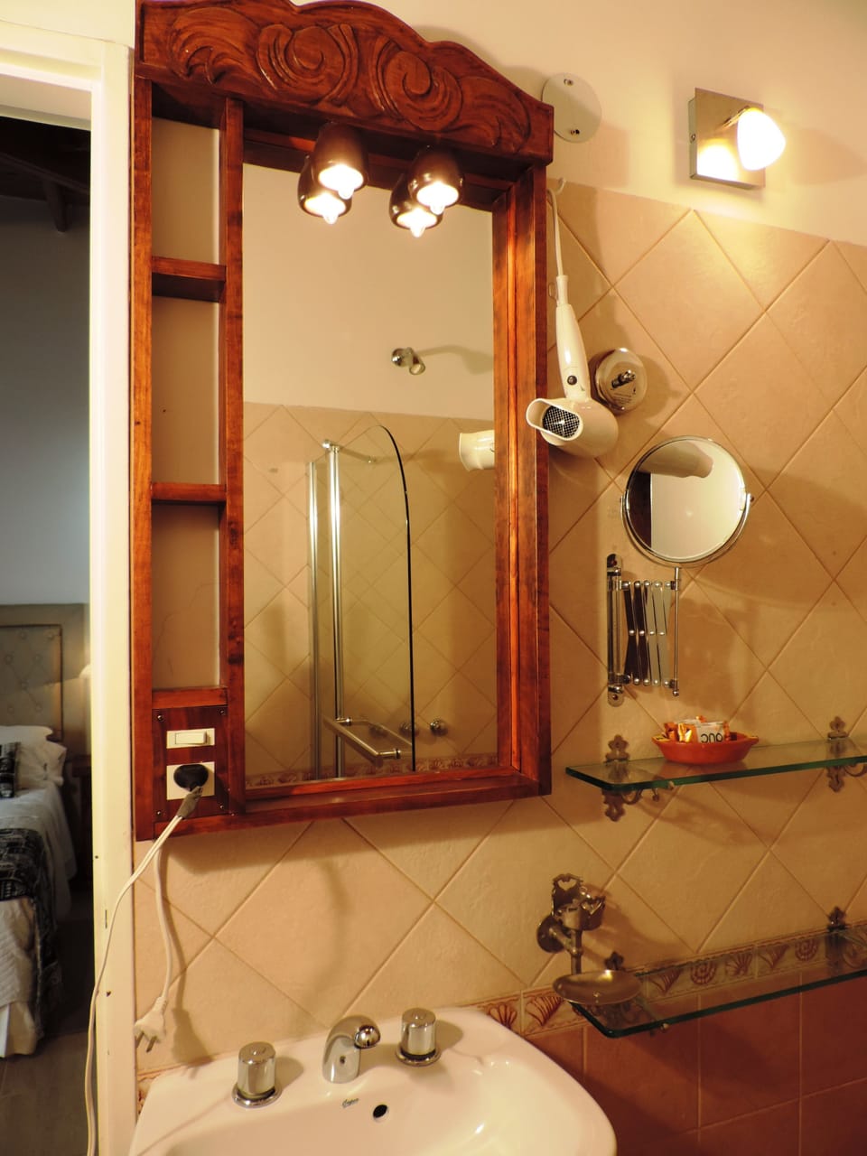 Standard Quadruple Room | Bathroom shower