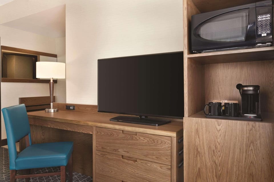 Down comforters, in-room safe, desk, blackout drapes