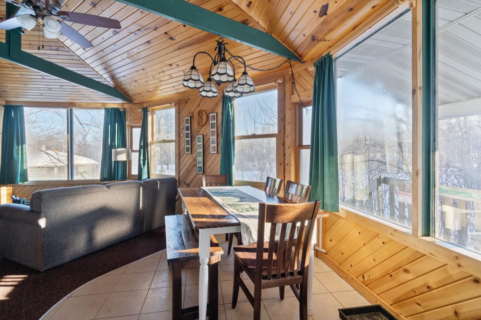 Villa #11- Mama Bears Den | In-room dining