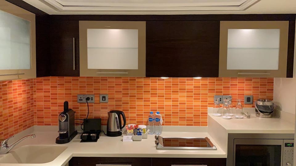 Diplomate Suite | Private kitchen | Electric kettle, dining tables