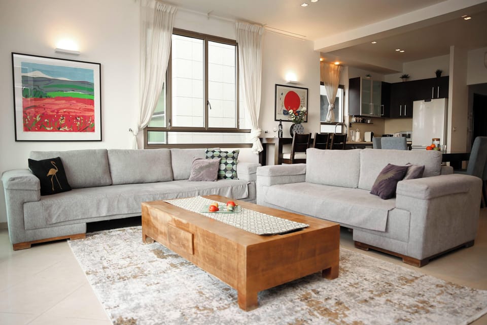 Deluxe Apartment, 2 Bedrooms, Beach View, Sea Facing | Living area