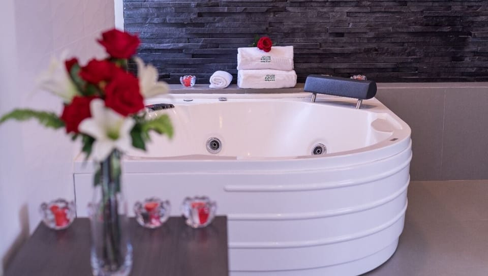 Suite | Private spa tub
