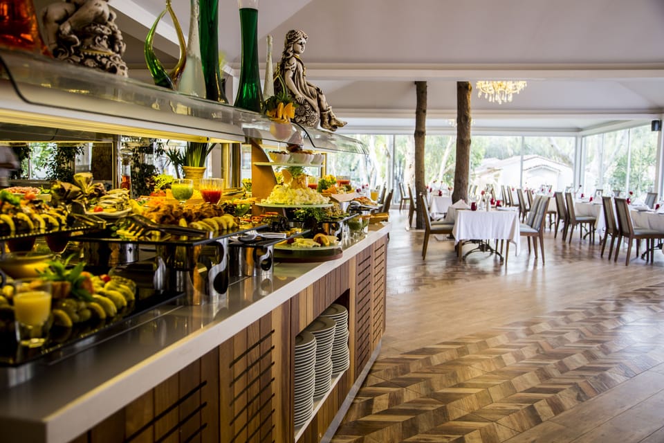 5 restaurants; breakfast, lunch, dinner, and brunch served