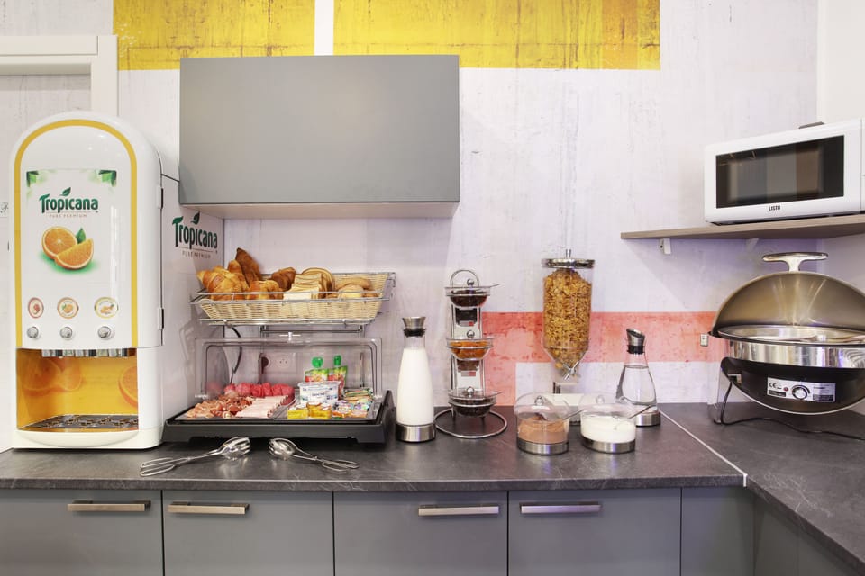 Daily continental breakfast (EUR 14 per person)