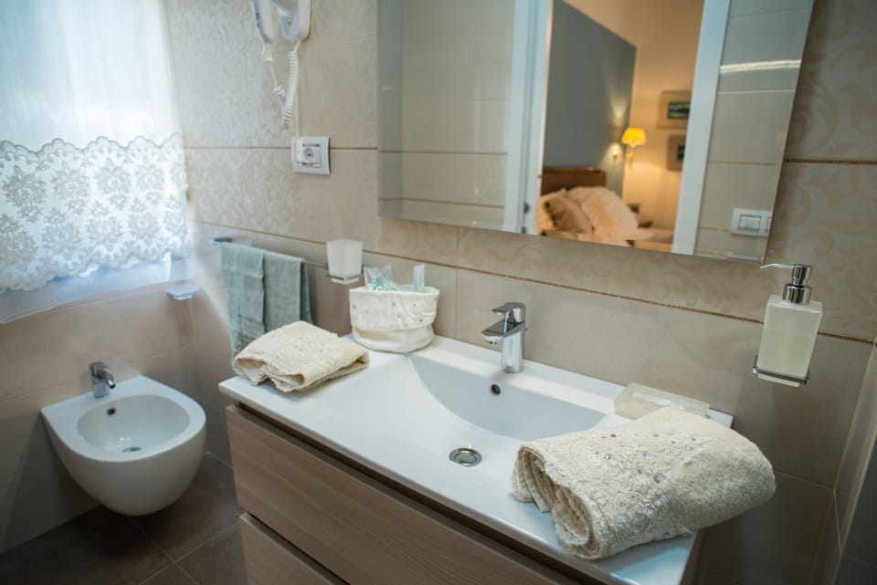 Double Room | Bathroom | Shower, free toiletries, hair dryer, bidet