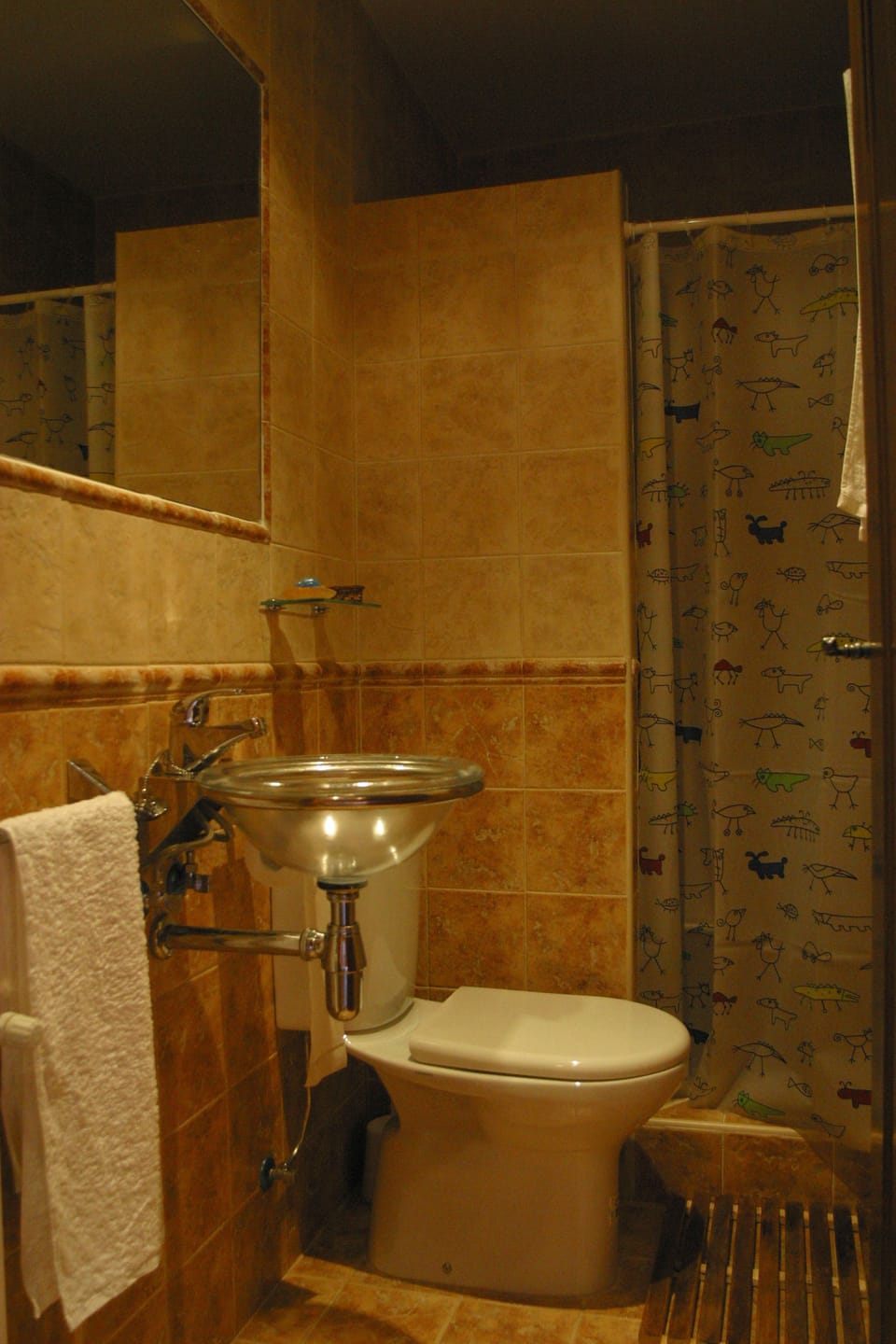 Twin Room | Bathroom | Shower, free toiletries, towels