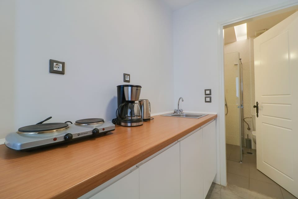 Semi Basement A2 One Bedroom Apartment, Courtyard Access | Private kitchen | Fridge, stovetop, coffee/tea maker, electric kettle
