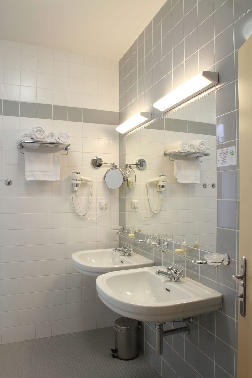 Combined shower/tub, free toiletries, hair dryer, towels