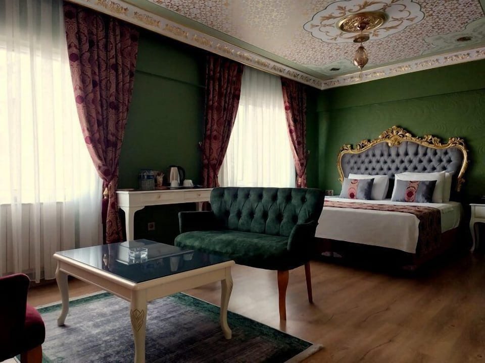 Suite Room | Minibar, desk, soundproofing, iron/ironing board
