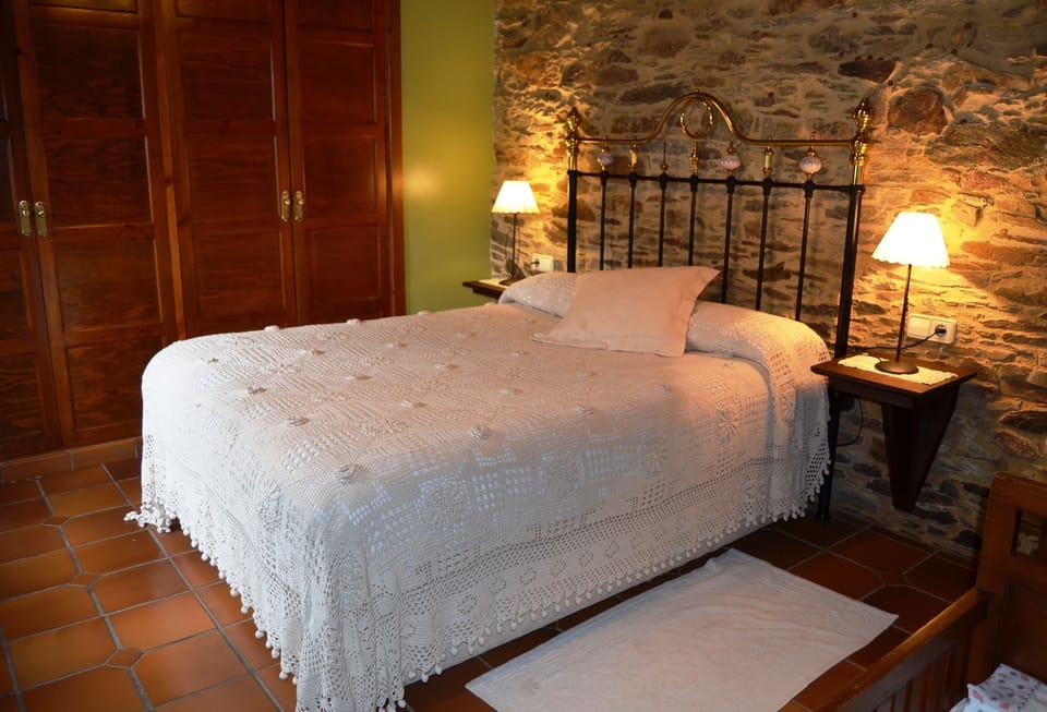 Double Room | Desk, blackout drapes, free cribs/infant beds, bed sheets