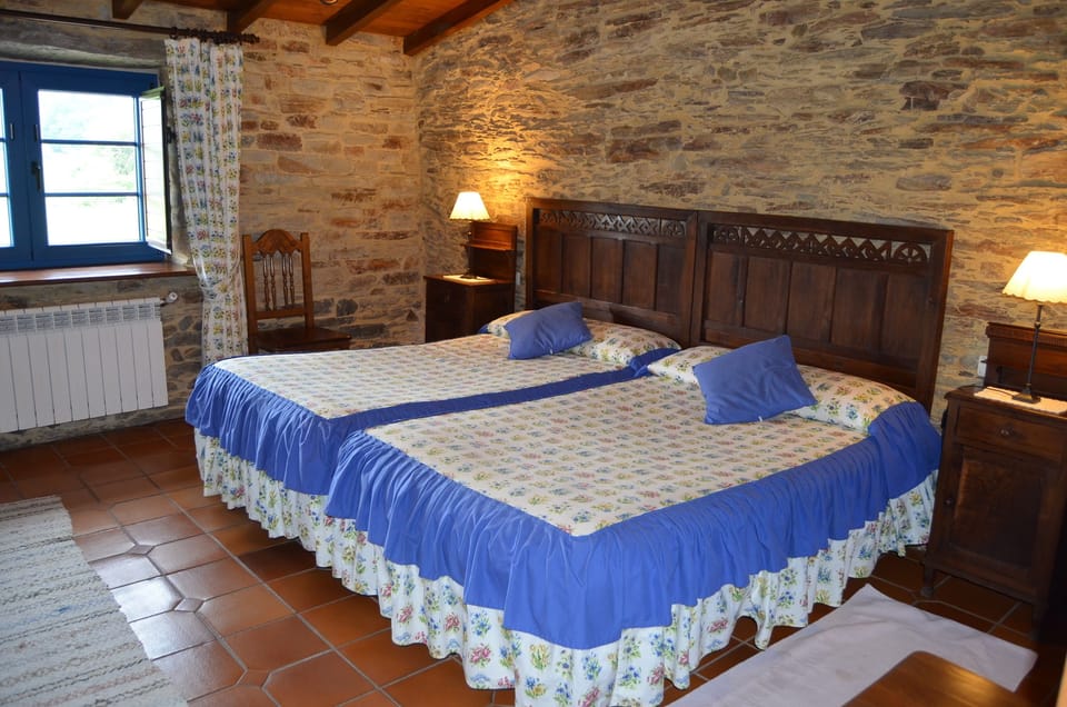 Twin Room | Desk, blackout drapes, free cribs/infant beds, bed sheets