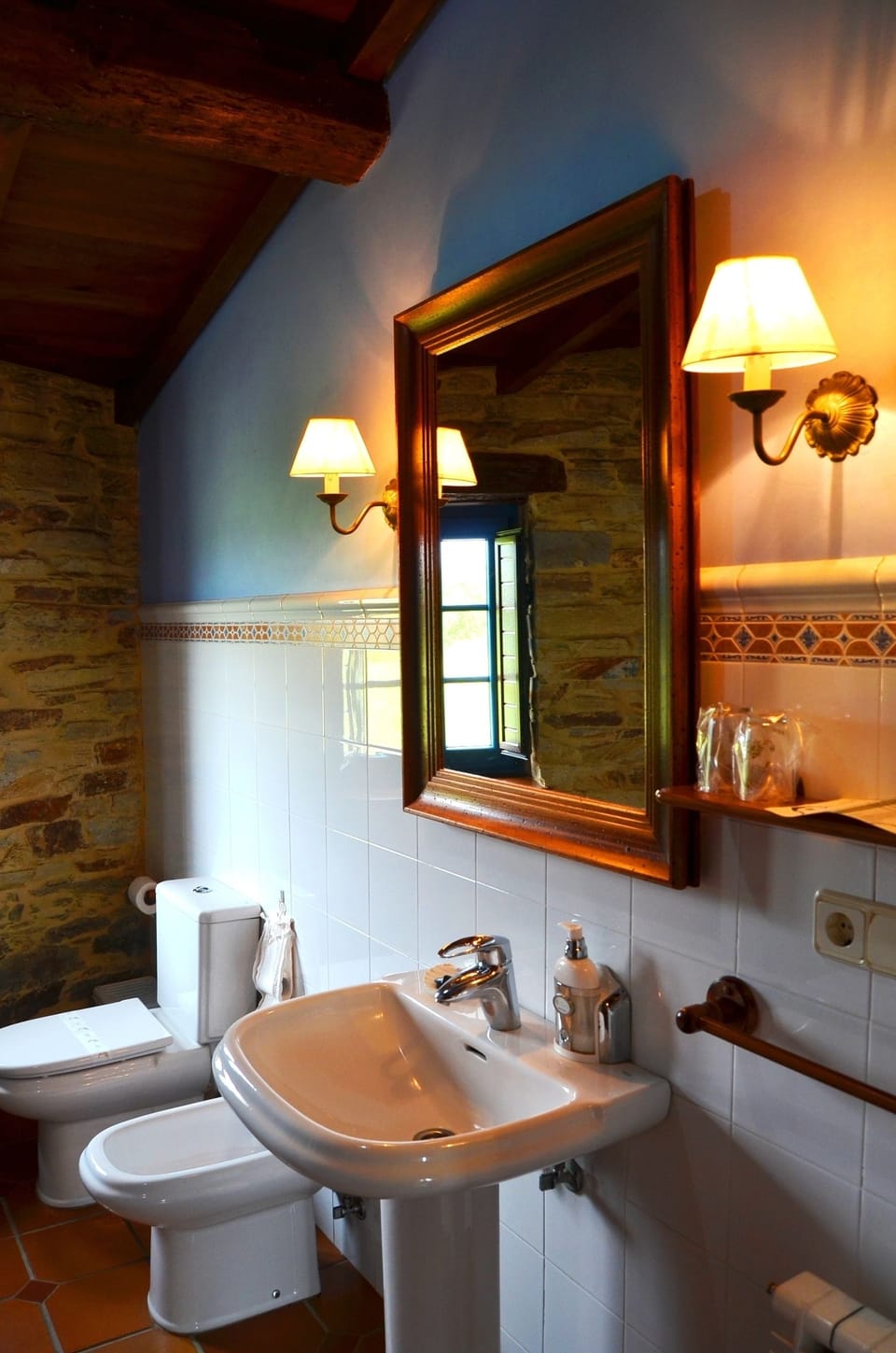 Twin Room | Bathroom | Free toiletries, hair dryer, bidet, towels