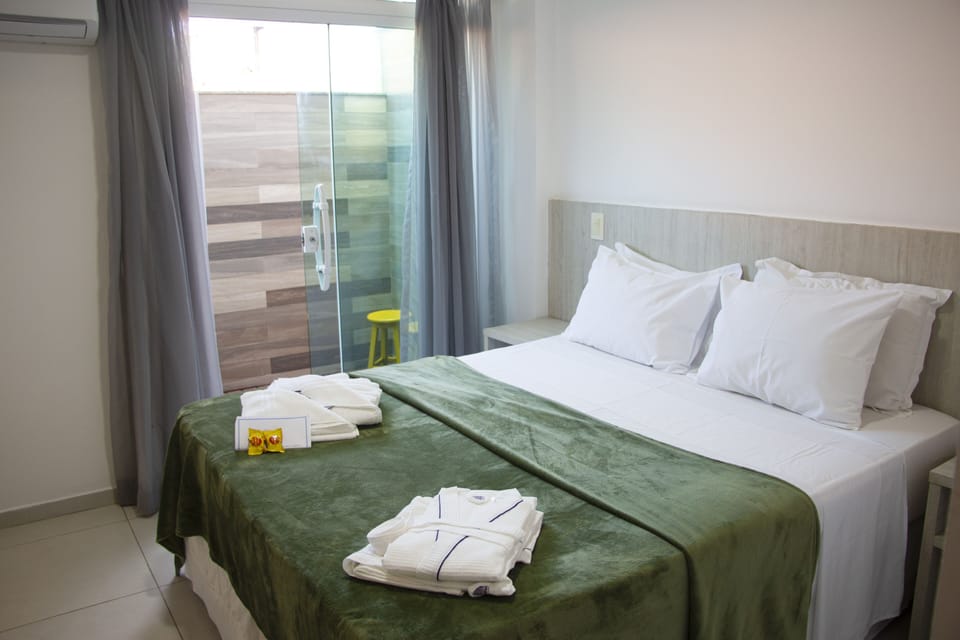 Quarto Duplo Com Banheira Hidromassagem | Minibar, desk, blackout drapes, iron/ironing board