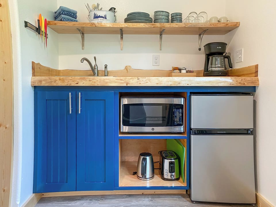 Luxury Cabin, 1 King Bed, Private Bathroom, Garden View | Private kitchenette | Microwave, coffee/tea maker, electric kettle, toaster