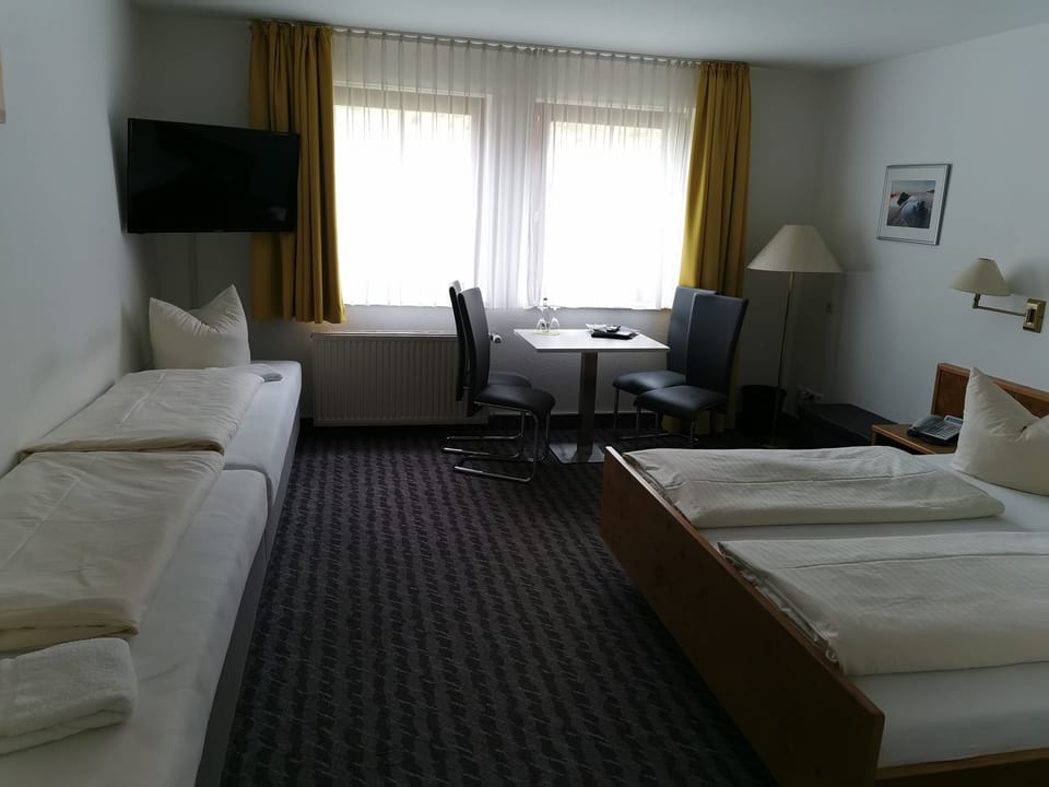 Quadruple Room | Desk, laptop workspace, blackout drapes, free WiFi