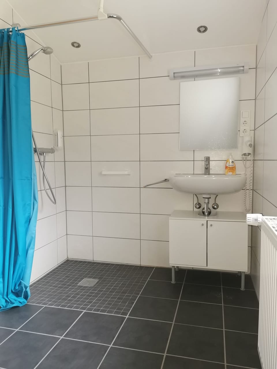 Basic Twin Room, Accessible, Non Smoking | Bathroom | Free toiletries, hair dryer, towels