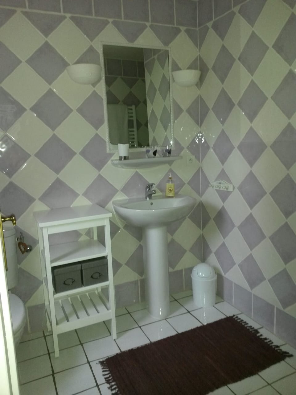 Double Room, 1 Queen Bed | Bathroom amenities | Shower, rainfall showerhead, free toiletries, hair dryer