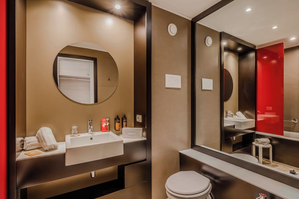 Superior Double or Twin Room | Bathroom | Combined shower/tub, rainfall showerhead, free toiletries, hair dryer
