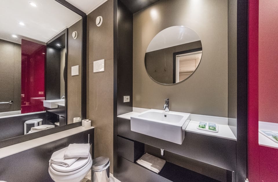 Combined shower/tub, rainfall showerhead, free toiletries, hair dryer