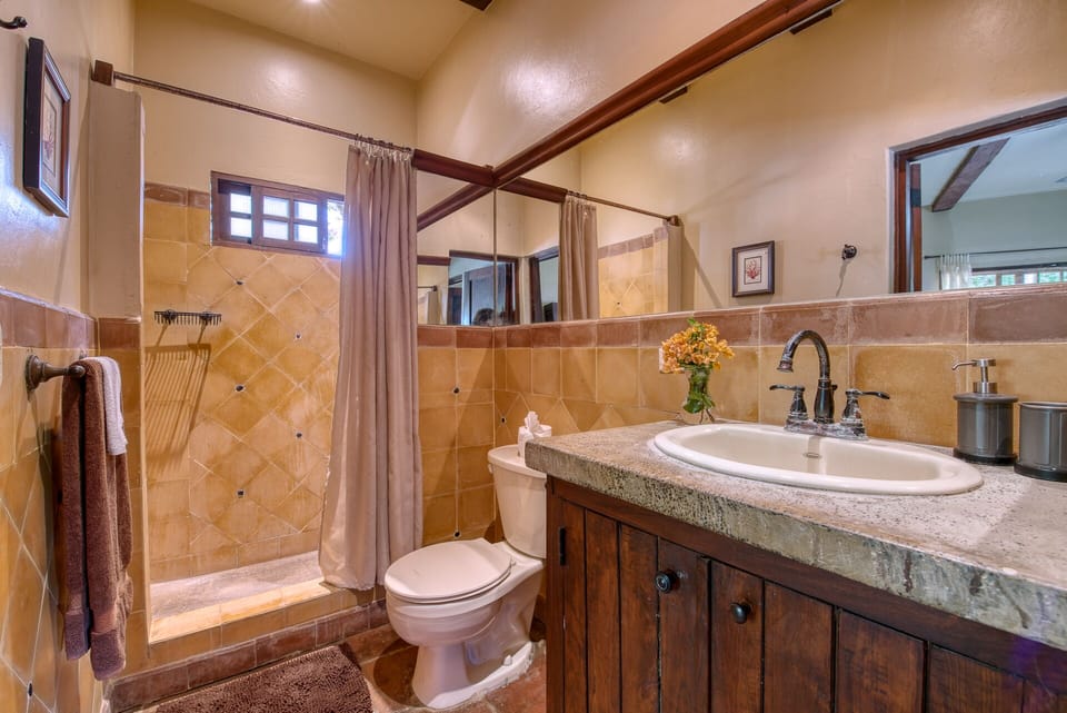 Panoramic Double Room, 1 King Bed, Private Bathroom, Ocean View | Bathroom | Towels
