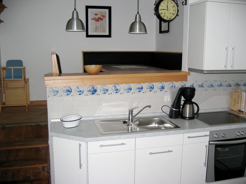 Premium Apartment, 2 Bedrooms, Non Smoking, Ground Floor | Private kitchen | Full-size fridge, microwave, oven, stovetop