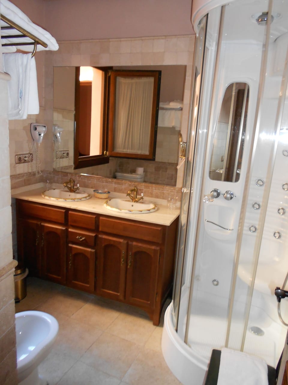 Shower, free toiletries, hair dryer, bidet