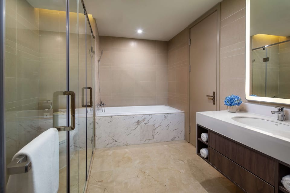 Shower, rainfall showerhead, free toiletries, hair dryer