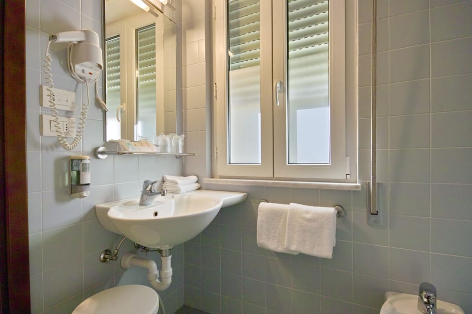 Shower, free toiletries, hair dryer, bidet