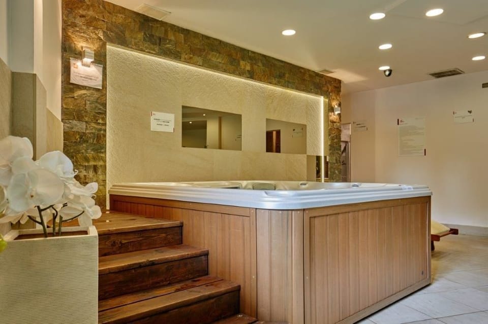 Turkish bath, body treatments, aromatherapy, hot stone massages