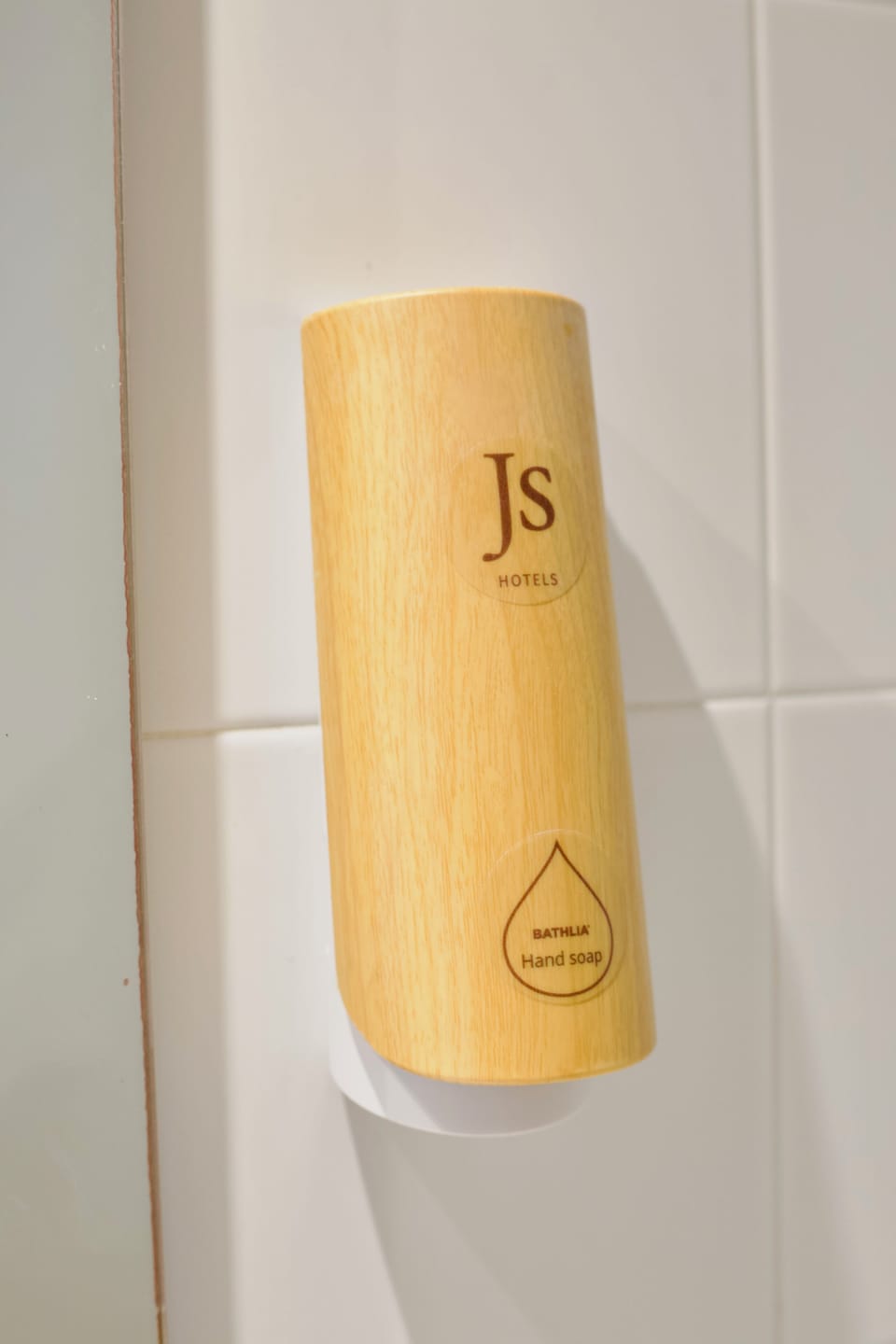 Combined shower/tub, hair dryer, towels