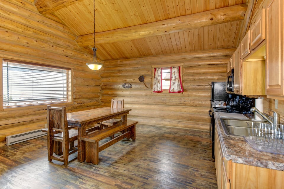 Cabin, 2 Bedrooms, Mountain View, Ground Floor - No Pets | Individually furnished, iron/ironing board, free WiFi, bed sheets