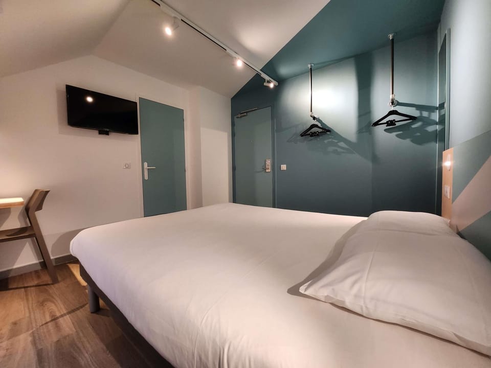 Double Room (Reboost) | Blackout drapes, free cribs/infant beds, free WiFi, bed sheets