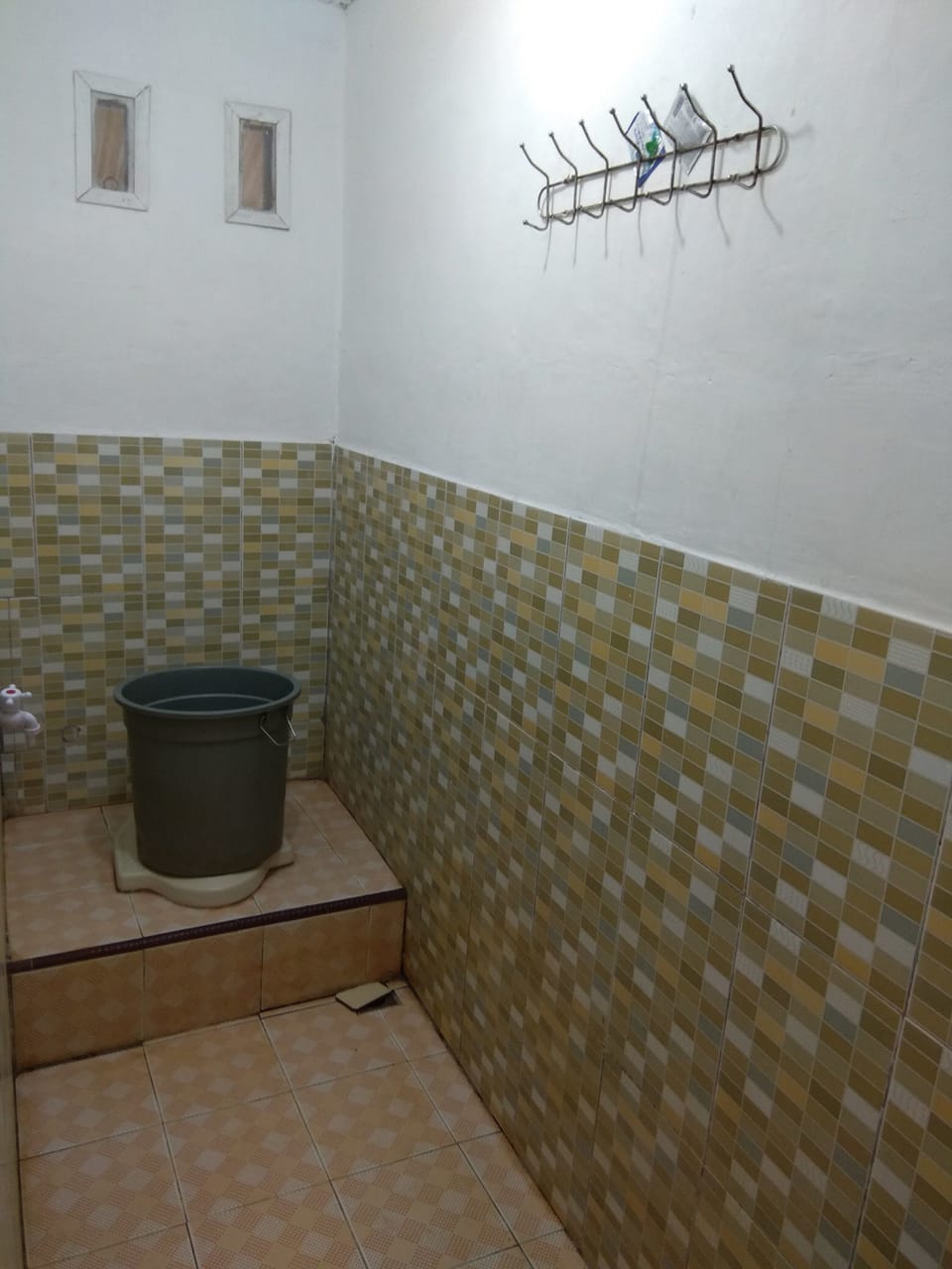 Economy Double Room | Bathroom | Shower, free toiletries, towels