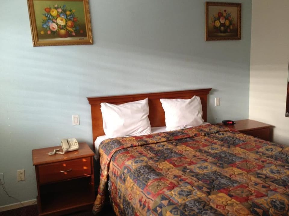 Standard Room, 1 Queen Bed, Non Smoking | WiFi (free)