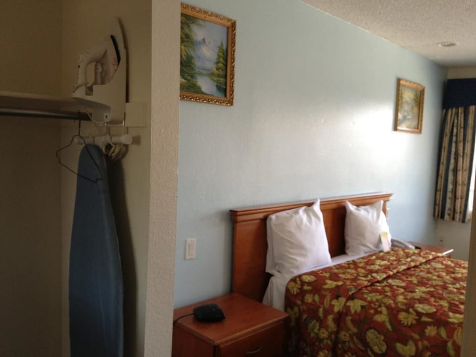 Standard Room, 1 Queen Bed, Non Smoking | Bathroom | Combined shower/tub, hair dryer, towels