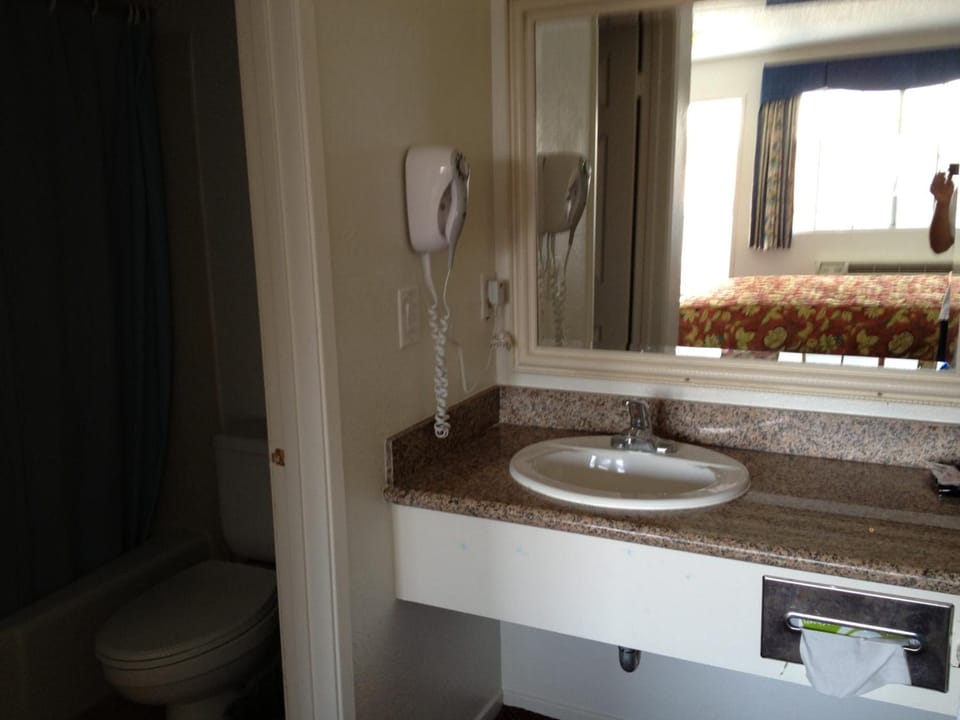 Combined shower/tub, hair dryer, towels