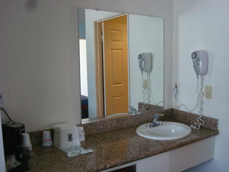 Combined shower/tub, hair dryer, towels